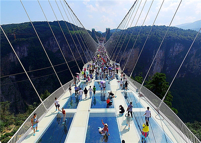  جسر زجاجي في الصين مع تأثير الزجاج المتصدع