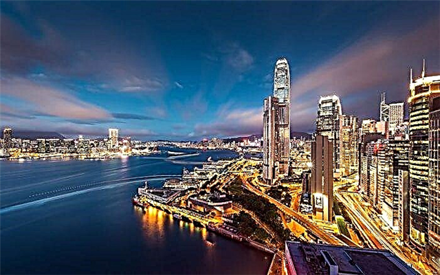 Honkongas atidaro kavines, restoranus, grožio salonus ir panaikina daugumą apribojimų