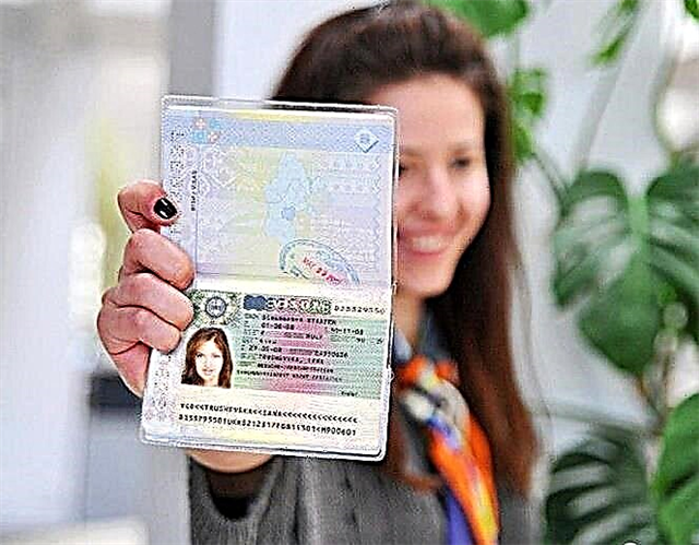 Fyller i en ansökan om visum till Tjeckien 2021